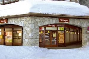 Magasin de montagne à l'enseigne Sherpa en station de ski