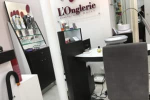 Intérieur d'un institut de soin des ongles à l'enseigne L'Onglerie