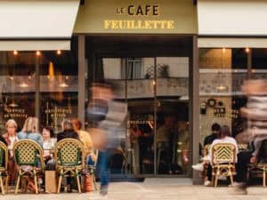 Terrasse de café à la française à l'enseigne Café Feuillette