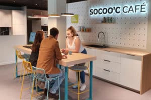 Espace "SoCoo'c Café" dans un magasin de cuisines à l'enseigne SoCoo'c