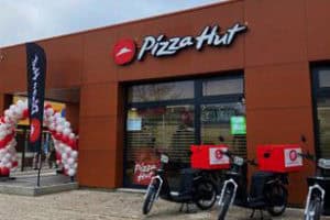 Restaurant à l'enseigne de restauration rapide Pizza Hut - extérieur