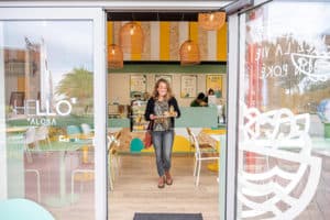 Vitrine de restaurant à l'enseigne de poké bowls Bohébon