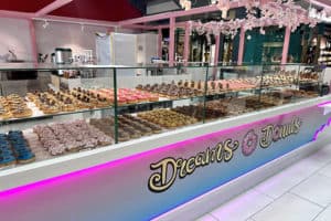 Vitrine de produits de l'enseigne Dreams Donuts