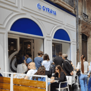 Terrasse de restaurant de street-food grecque à l'enseigne Gyraya