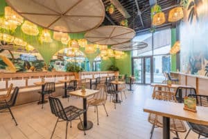 Intérieur de restaurant de poké à l'enseigne Heiko